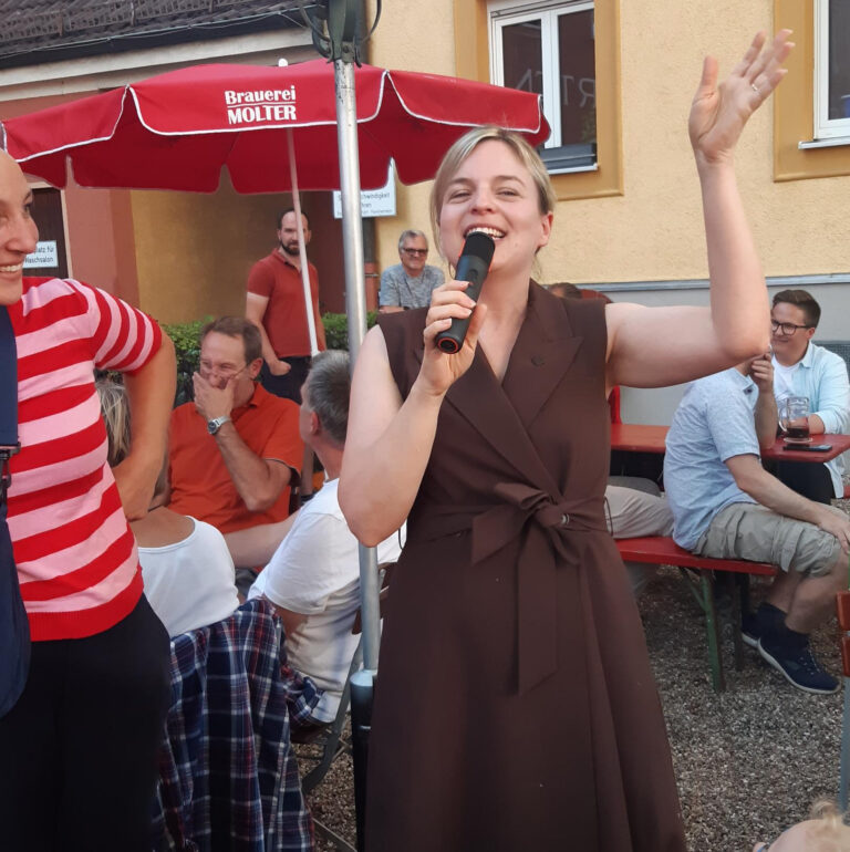 „Die Gesellschaft zusammenhalten“: Stammtisch mit Katharina Schulze und Laura Weber